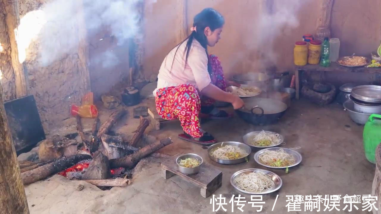 勺子|尼泊尔人不用筷子吃汤面，村长家的儿媳妇下厨，美女煮美食