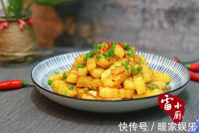 土豆最最最简单又好吃的做法，煮一煮，拌一拌，都说比肉还好吃