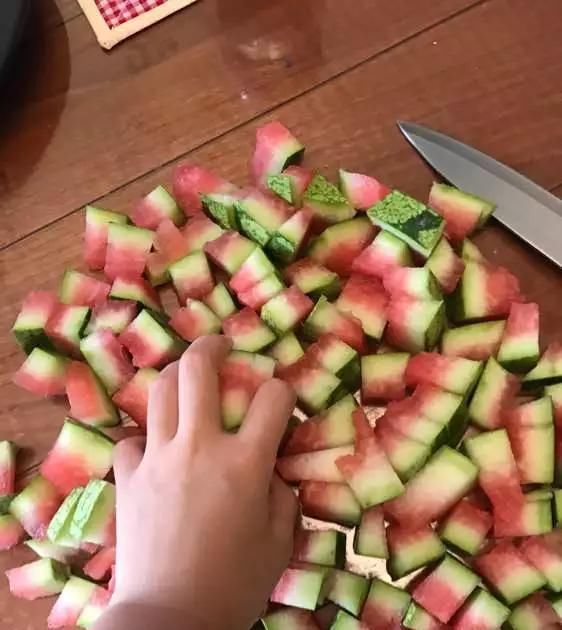 橘子皮|2斤西瓜皮丢桶里,加点水,不黄叶不烂根,花一开100朵