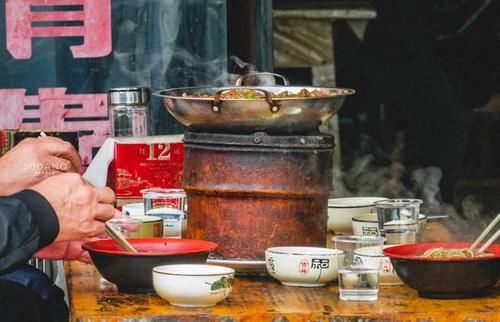  一大早就喝白酒吃火锅，湖北荆州人的生活“有点彪”，令人惊奇