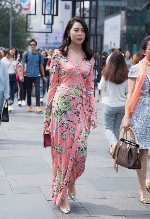 街拍：春天必不可少的碎花裙，优雅时尚显气质，吸睛显瘦又减龄