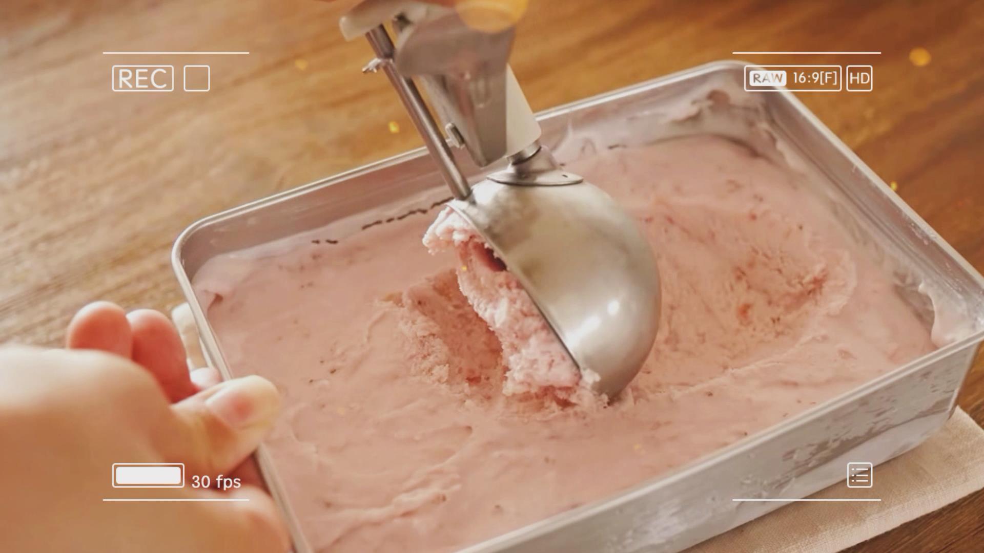 草莓冰淇淋，清甜无添加，营养美味，好吃到停不下来