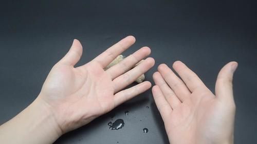 白醋倒在手心搓一搓,作用太棒了,知道的人不多,学会一生有用