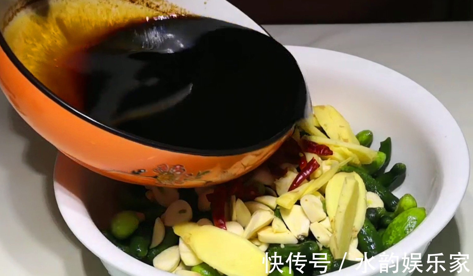 开胃|腌黄瓜好吃有秘诀,一天就能吃,香脆爽口又开胃,比吃肉还过瘾