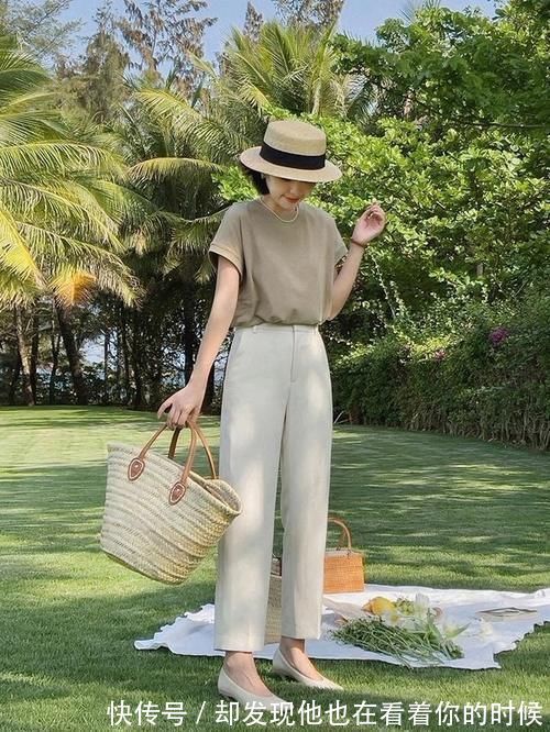 平底鞋 4、50岁的女人,建议不要穿高跟鞋!今年流行这3种平底鞋,特时髦