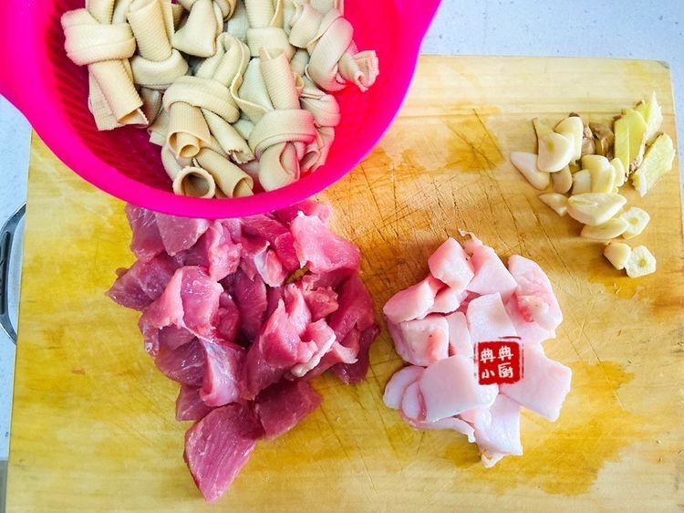 这一到冬天,我最喜欢猪肉蔬菜一锅烩了,好吃又简单