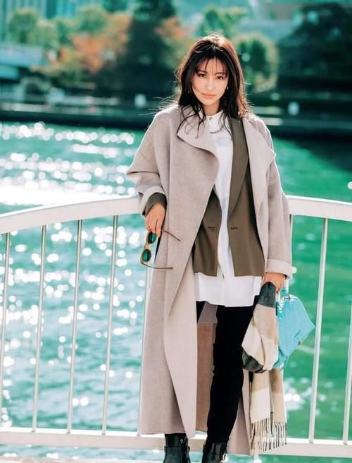 “衬衫塞进裤腰”过时了，今年都流行这样来穿，时髦显瘦又显高