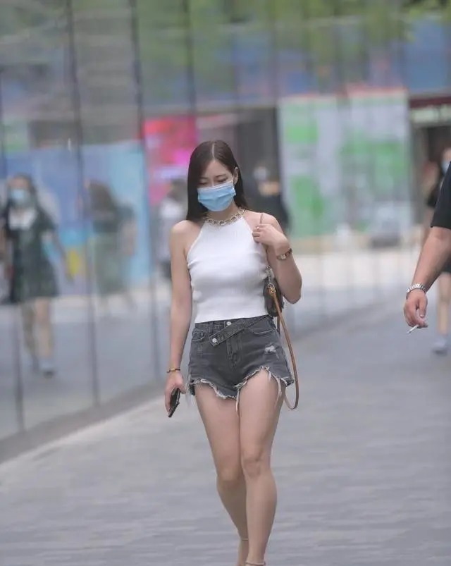 脖颈处 美女搭配一条低腰灰色牛仔短裤,显瘦又时尚