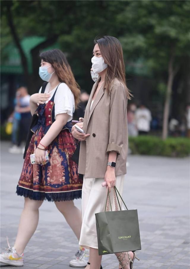 铆钉|尖头细跟铆钉凉鞋,身材和服装不同,呈现出不同的时尚味道
