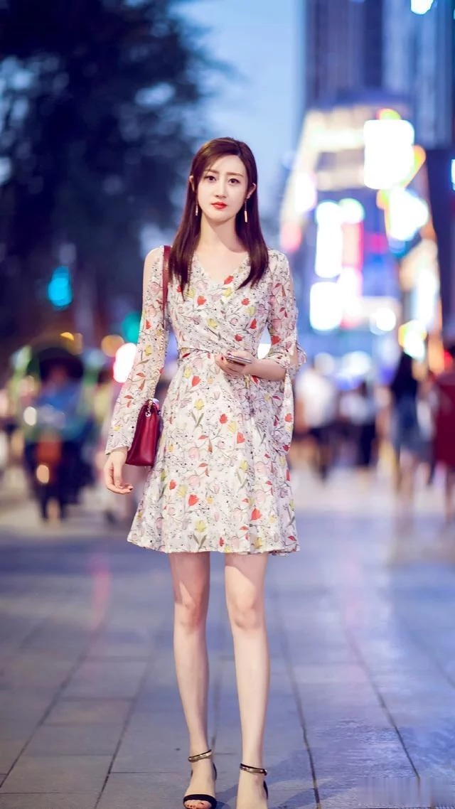 小碎花裙子, 看起来是那么的清纯