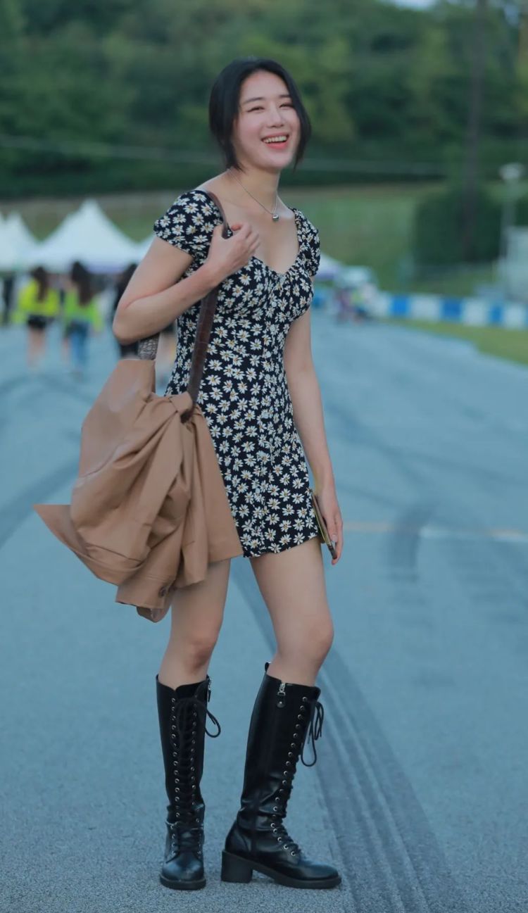 搭配 连衣裙+长靴,适合春天的反季节搭配,既显身材又提升时尚感