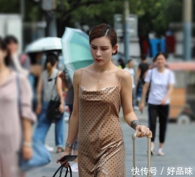 美女街拍清纯可人的小姐姐,气质优雅,穿出窈窕精致的美感