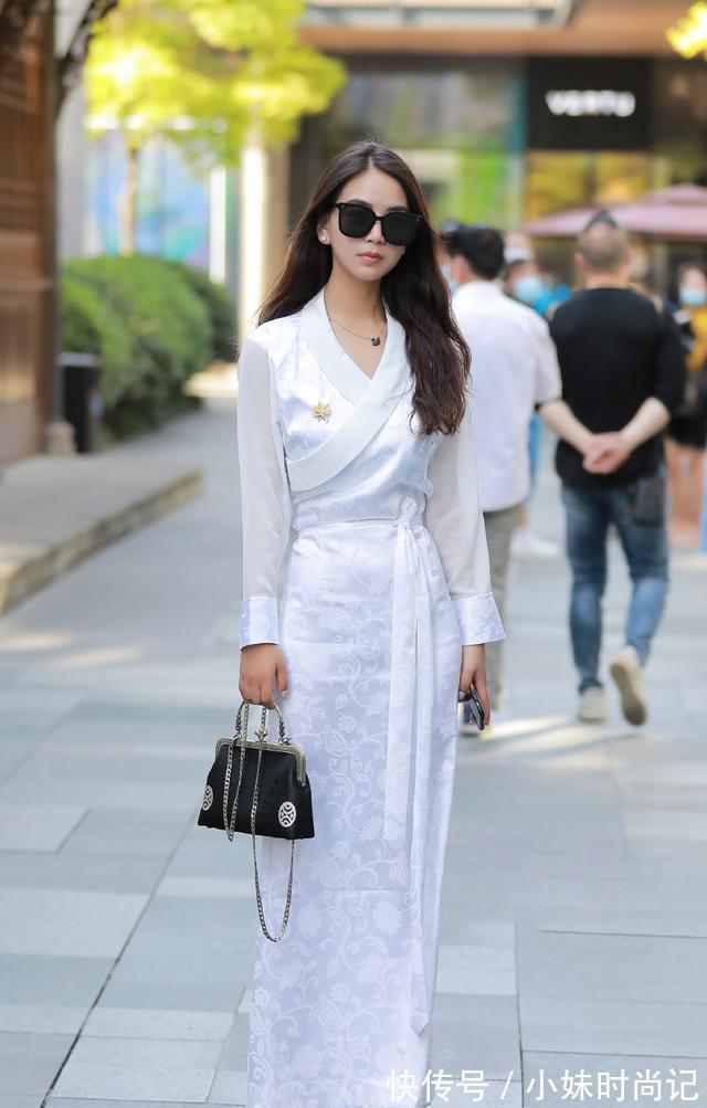 腿肚|连衣裙搭配尖头细跟鞋,是强强联手的组合,修饰身材还提升气质