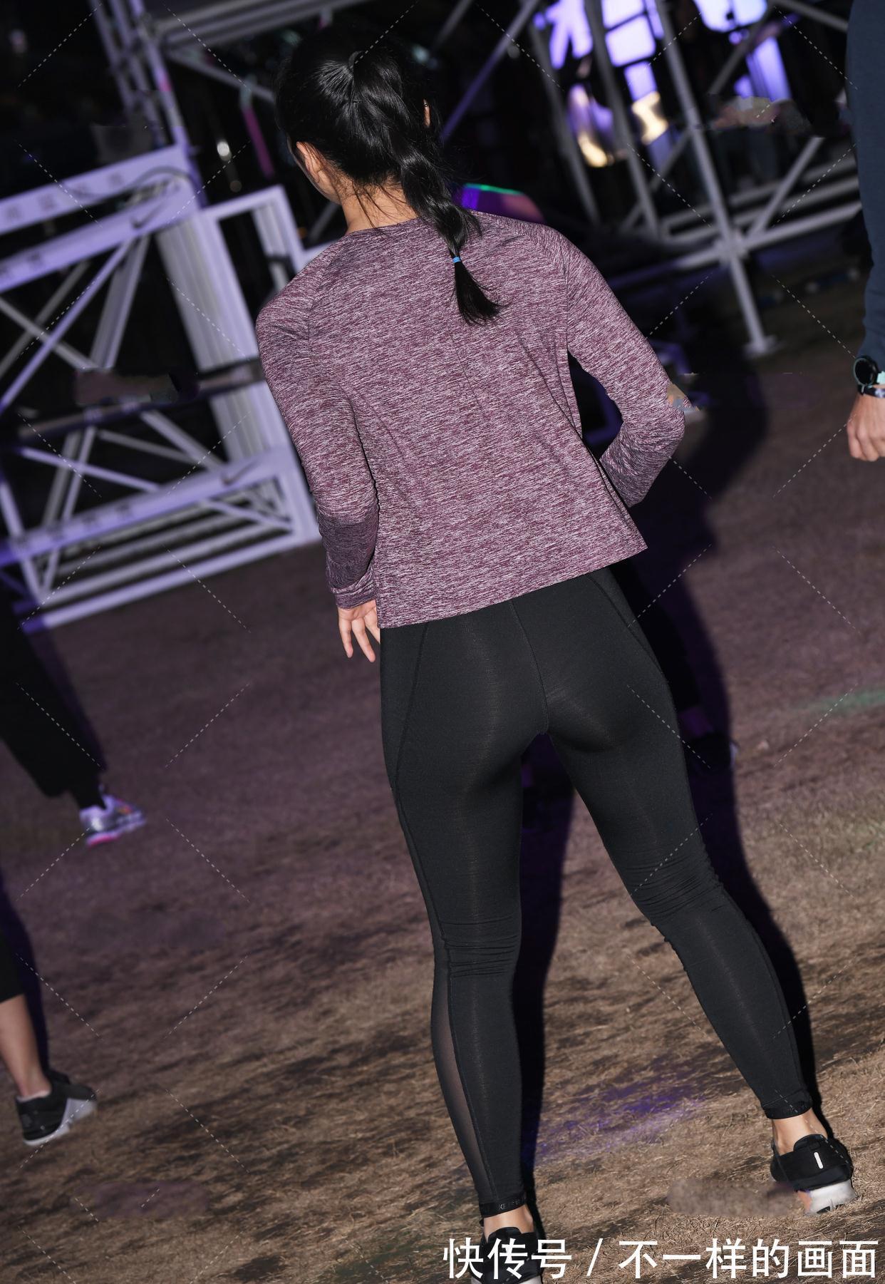 运动装|黑色紧身瑜伽裤搭配灰紫色上衣,低调性感,休闲舒适的运动装