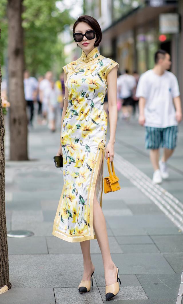 自带|美女街拍:优雅的长裙自带女神气场,更能展现优美的S曲线