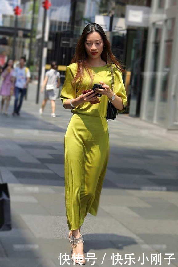 露出性感背部,让人忍不住看多两眼,走路气场十足