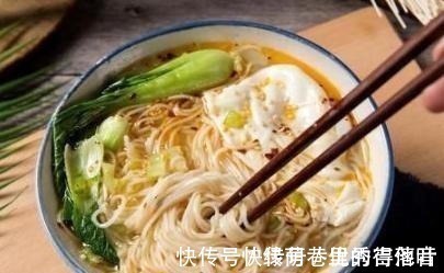 煮面条,水开下锅是大错!大厨透露技巧,面条劲道不起坨,超好吃!