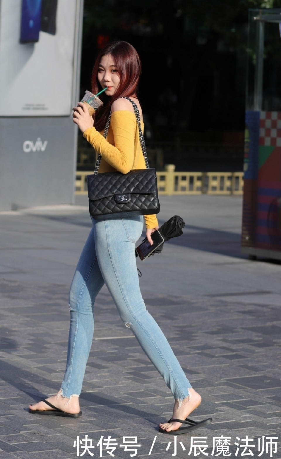 短袖|路人街拍,美女休闲牛仔裤搭配白色短袖,衬托出好身材