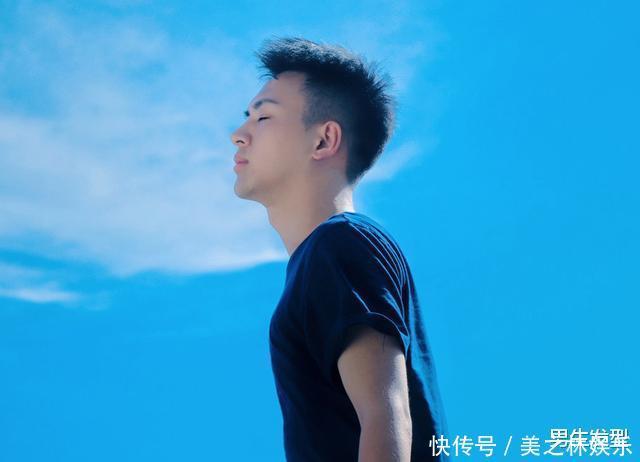 男生不要嫌弃“两边剃光,中间留长”发型,剪这几款,帅气不油腻