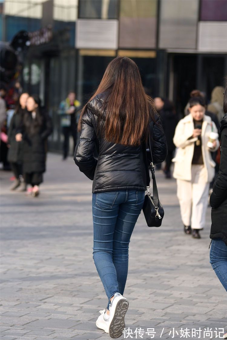 搭配 街拍:美女牛仔裤搭配短款羽绒服,身材高挑,这才是生活中的时尚