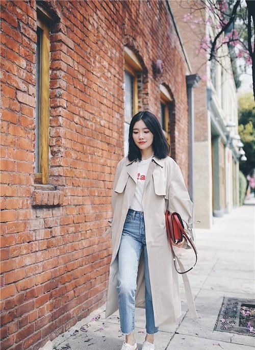 今年穿风衣，不建议你配阔腿裤，这“2条”裤子更合拍，遮肉显高