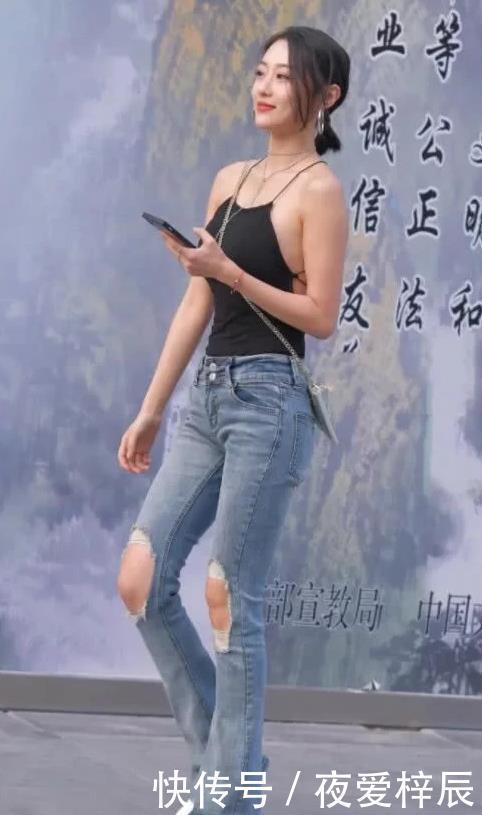 街拍美女：深色上衣和浅色牛仔裤搭配，十分减龄