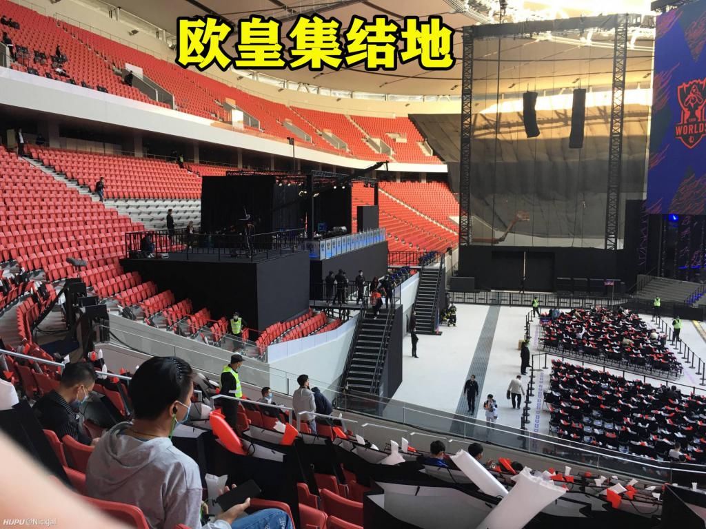 英雄联盟|LOL玩家在S10赛场外和希然合影，手的位置引发热议，人生巅峰！