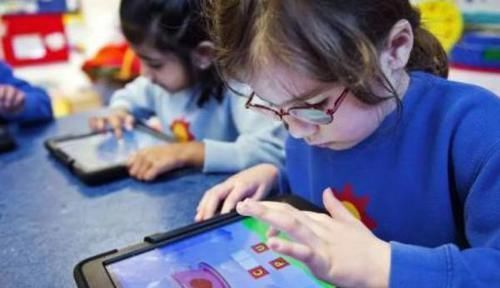 孩子|孩子拿手机玩小游戏，电子产品是洪水猛兽，还是益智工具？