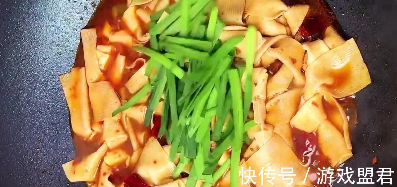 韭菜烧豆腐皮，微辣咸香软嫩适口，素菜吃着比肉还香