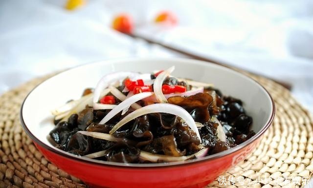 夏天到了，這菜不能隔夜吃，放冰箱也不行，家有老人孩子要注意！