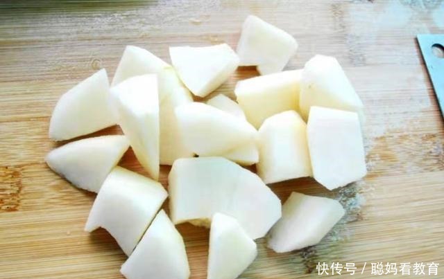 冬天,雪梨和“它”天生一对,每天喝一点,止咳化痰,润肺清热!