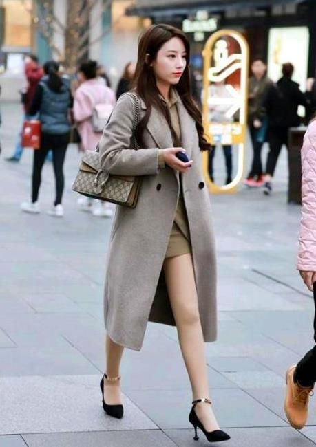 御姐范|身材高挑的美女，一件墨绿色连衣裙外搭长款外套，御姐范十足