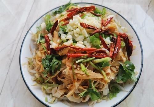 干豆腐|周末,家里来客人,做了一桌家常下酒菜,东北人看了肯定会流口水