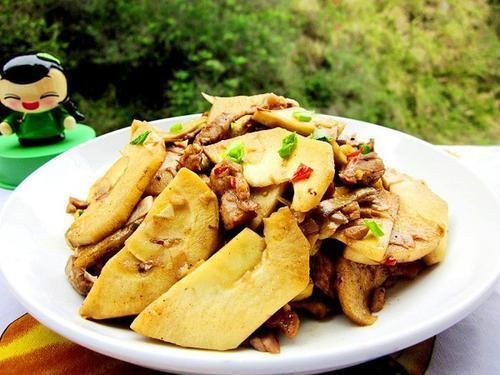  美食精选：辣炒萝卜干，洋葱黄瓜炒鸡蛋，蒜台炒腊肉，竹笋炒肉的做法