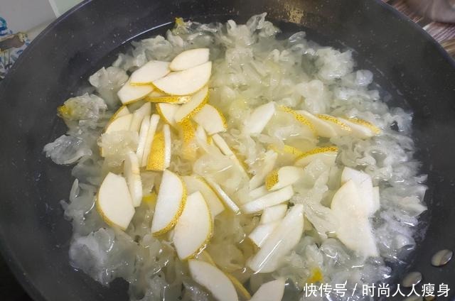 银耳秋梨汤|天气转凉,遇上这碱性水果别错过,煲汤喝润肺降燥,现在正当季