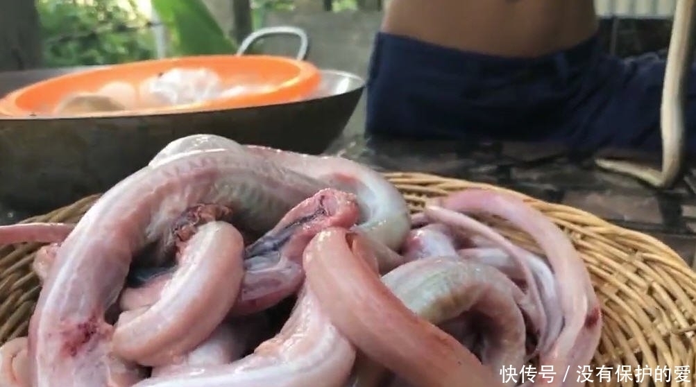 两个小孩子,自己做美食,材料竟然是