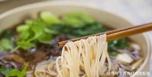 清汤面，面条直接煮就错了，难怪味道不好喝，大厨这样做才对