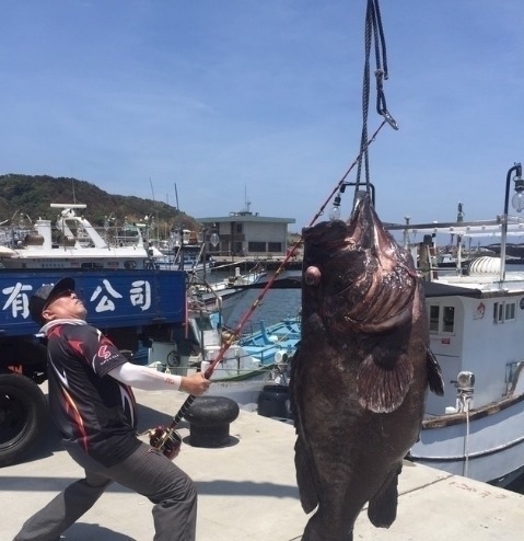大鱼|男子钓到一条161斤黑色大鱼,知道真实身分后他激动不已
