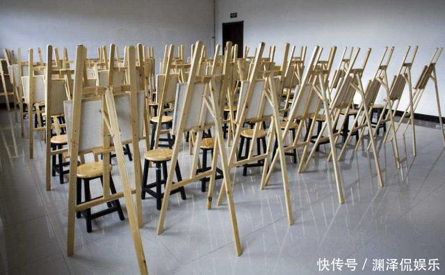 美术生“有多狠”,画辣条,画肘子,最后这个你能找出茬吗?