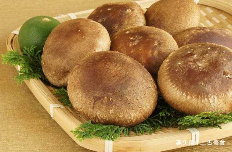 香菇水洗或焯水都是大忌,用这1招,脏东西乖乖溜走,干净又卫生