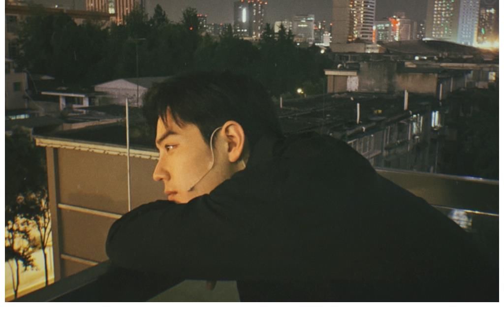 紀念日|肖戰(zhàn)杭州話劇彩排，曬自拍送祝福！劇組暖心請客吃月餅