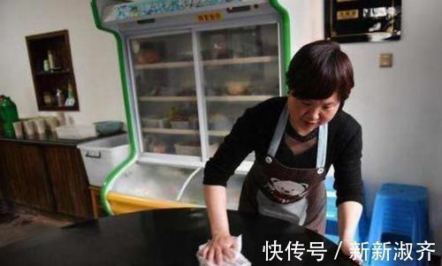 浩浩|孩子生气打翻面条,服务员想收拾被制止,奶奶说的话让人肃然起敬