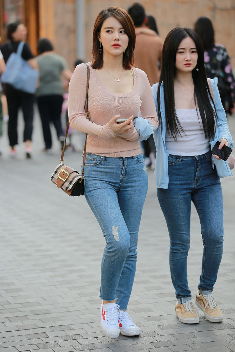 版型 短款开衫搭配吊带连衣裙,显得优雅而得体,女人味十足