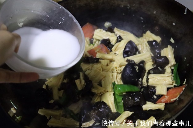 木耳一下锅就“炸锅”,太吓人?掌握4技巧,保证不炸锅,更脆爽