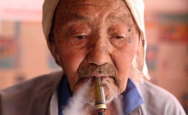 老汉|105岁老汉分享养生秘诀,抽烟喝酒没关系,有一事却从来不做