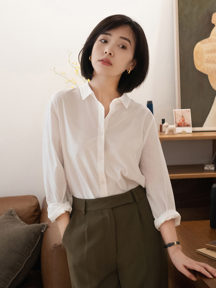 秋季,穿浅蓝色衬衫真的好看吗?搭配上牛仔裤或西装裤,干练大气