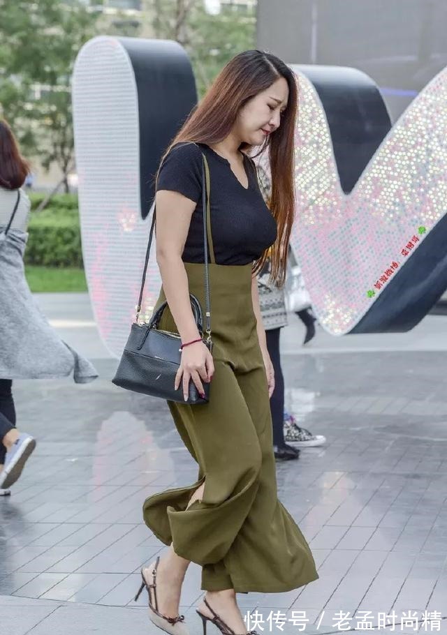 气质|高跟鞋搭配连衣裙,穿出女性的优雅气质,显得精致又时尚