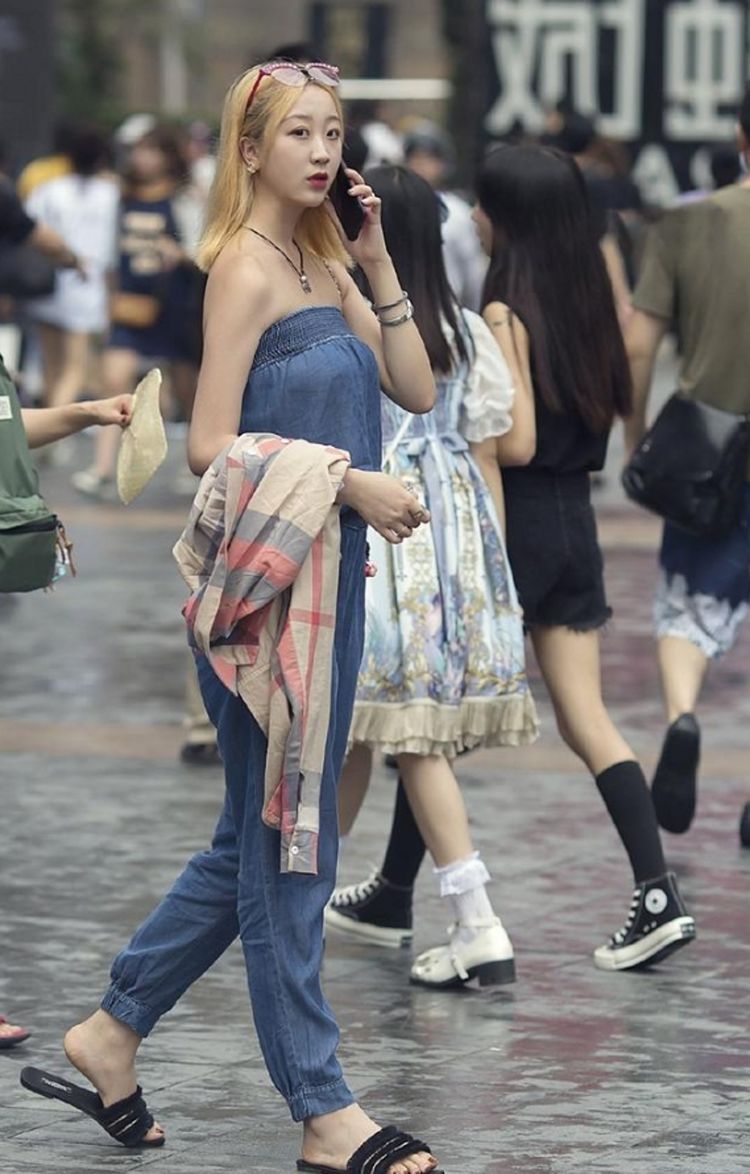 夏日|街拍：浅蓝色套装既优雅又有职场干练感，夏日清爽搭配榜上有名