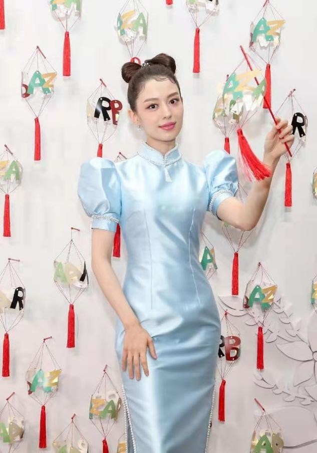 珍珠 吉娜罕见翻车,再穿旗袍秀曲线不输卡戴珊,却被芭比发型拖累