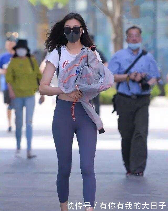 高跟鞋 丰润紧致的打底裤美女，利落又不乏活力感，衬托精致！